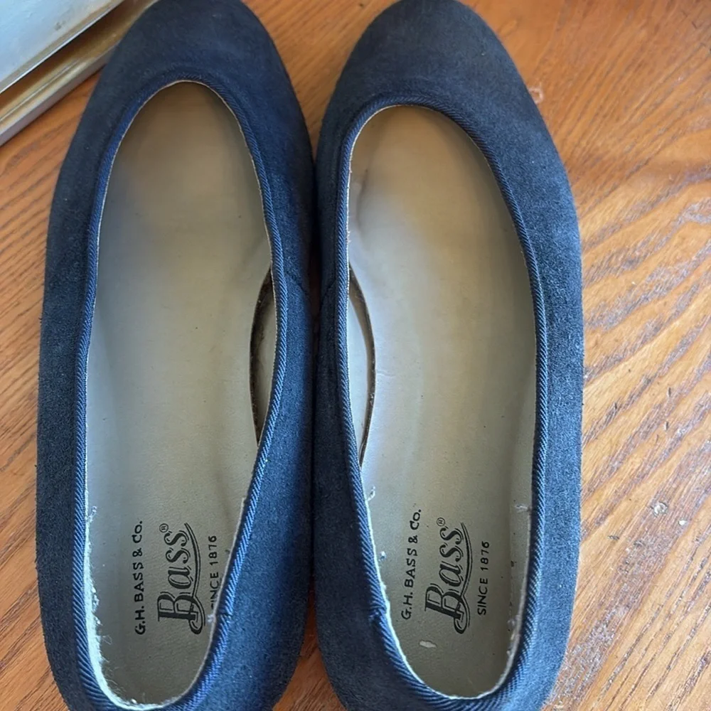 🌛GH Bass and Company navy blue suede ballet flats: